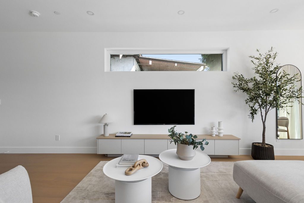 3 2124 E 8 Avenue, Vancouver — Inside the home photo 4