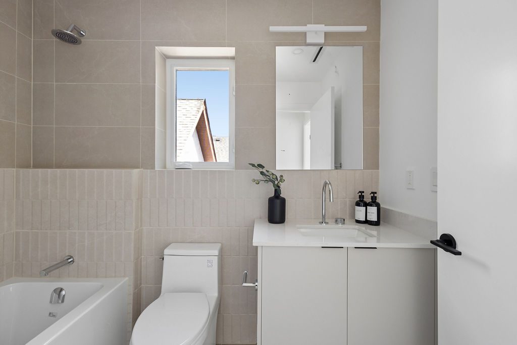 3 2124 E 8 Avenue, Vancouver — Inside the home photo 33