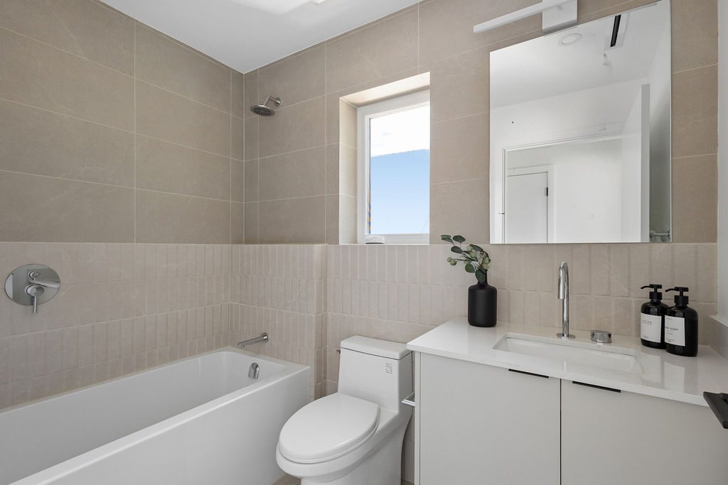 3 2124 E 8 Avenue, Vancouver — Inside the home photo 32