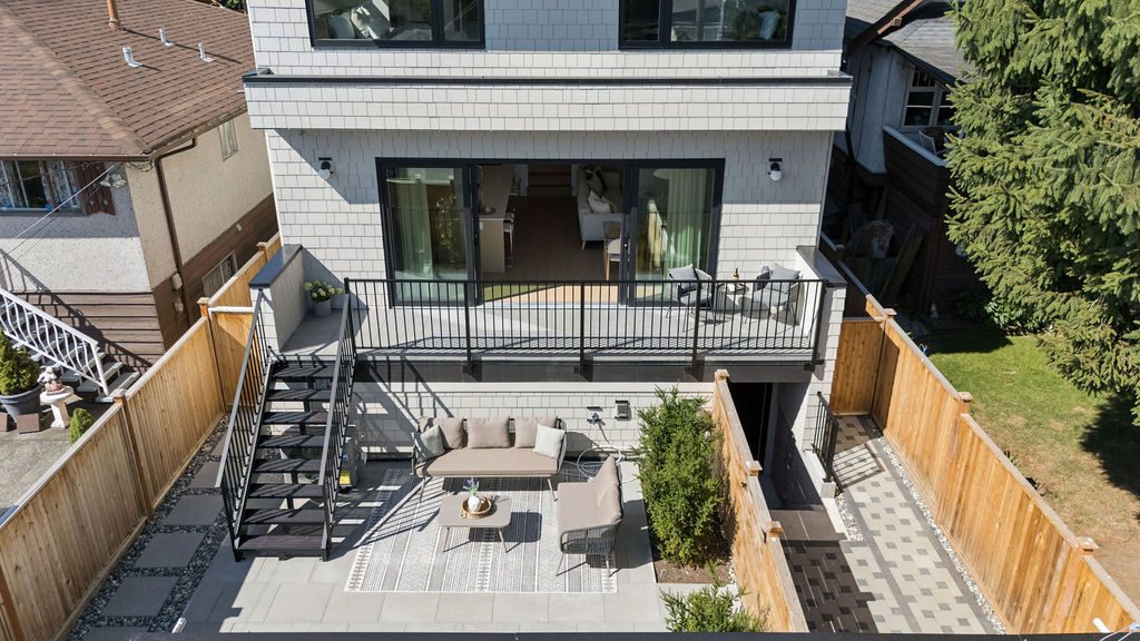 3 2124 E 8 Avenue, Vancouver — Outside photo 2