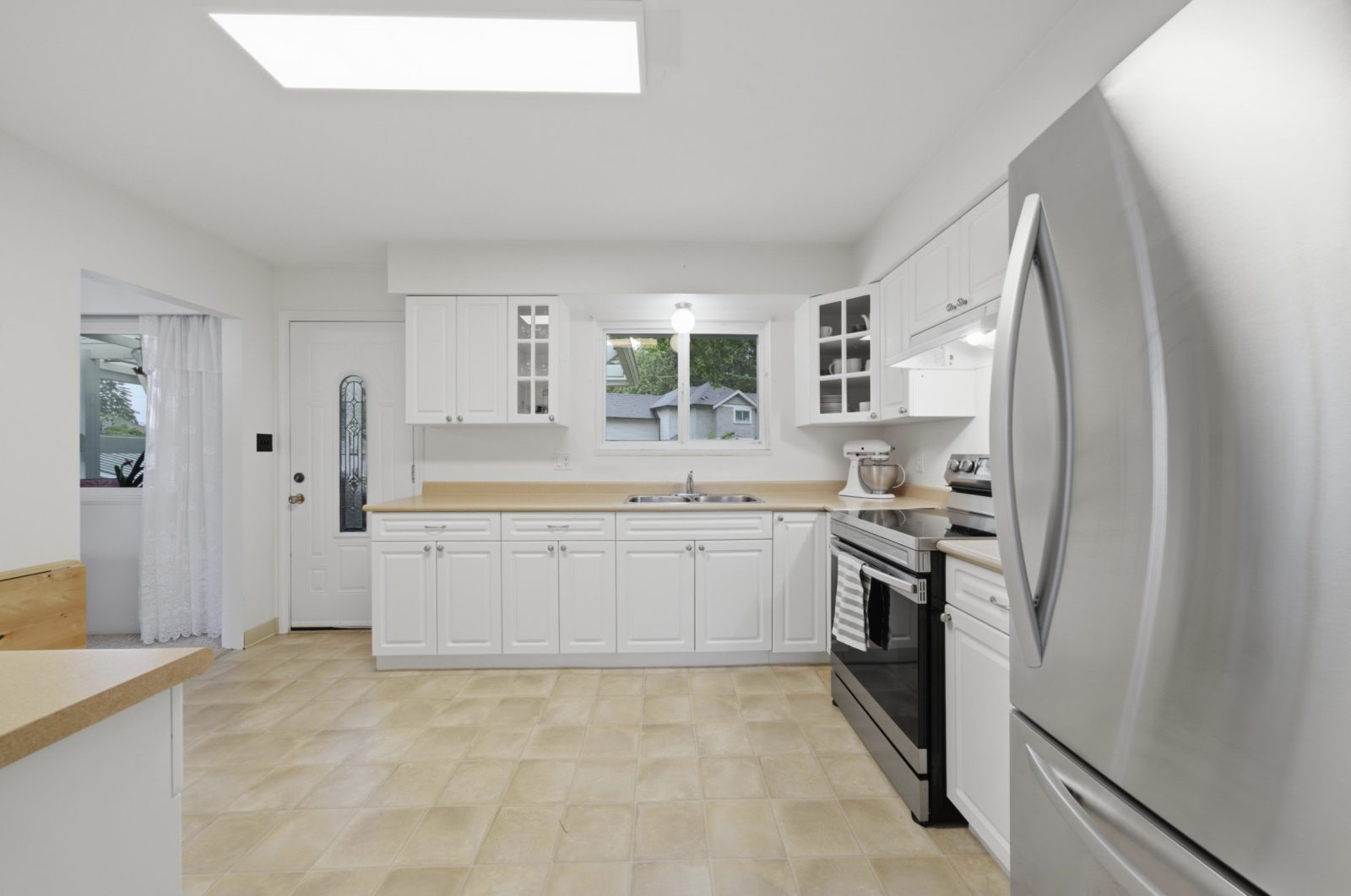 3963 Sefton Street, Port Coquitlam — Inside the home photo 4