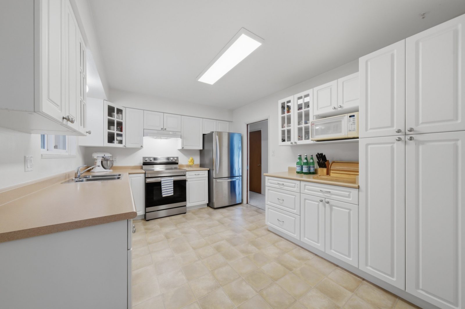 3963 Sefton Street, Port Coquitlam — Inside the home photo 6
